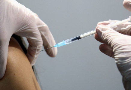 Медбике мыңдаған адамға COVID-19-ға қарсы вакцина орнына физиологиялық ерітінді салып жіберген