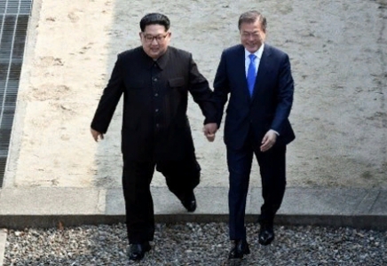 ҚХДР басшысы Оңтүстік Корея жеріне аяқ басты 