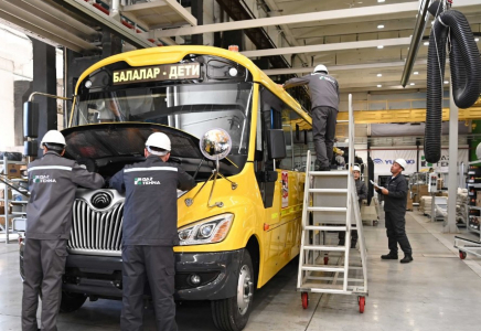 Президент Қарағандыдағы автобус құрастыратын «QazTehna» зауытына барды