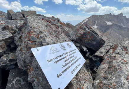 Альпинистер «Түркістан» шыңына арнайы тақтайша орнатты