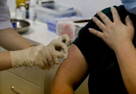 Қарағандылық 19 жастағы қызға екі түрлі вакцина салып жіберген медбике қызметінен кетті