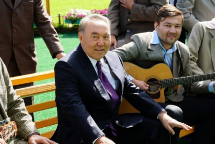 ​Назарбаев жастық шақ жайлы ән айтты (видео)