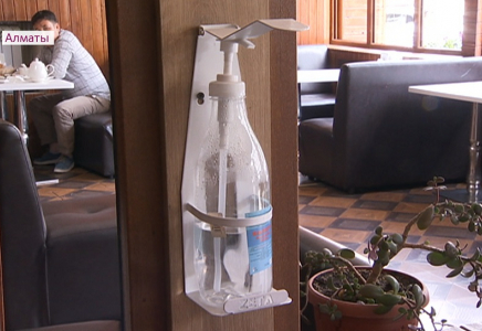 Антисептиктің орнына су құйып қойған: Алматыда санитарлық талаптарды өрескел бұзған дәмхана анықталды