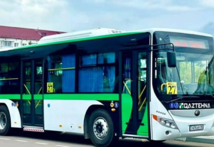 Алматыда автобус қоршауға соғылды: екі жолаушы ауруханаға жеткізілді
