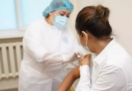 Алматыда жасөспірімдерге коронавирусқа қарсы вакцина егілді