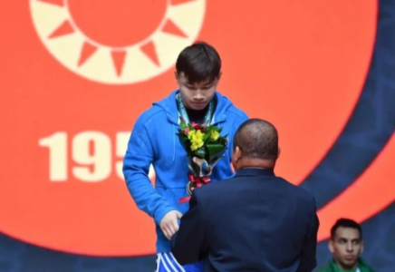 16 жастағы қазақстандық зілтемірші әлемдік рекорд орнатты (фото, видео)