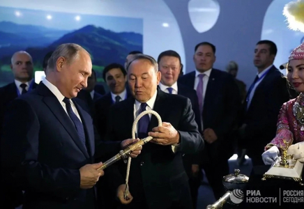 Ресей президентіне қолдан жасалған қамшы сыйға берілді