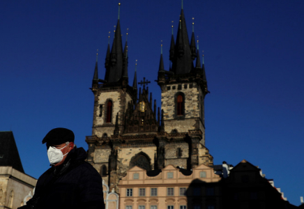 Чехия тұрғындары бірден екі маска тағуға міндеттелді