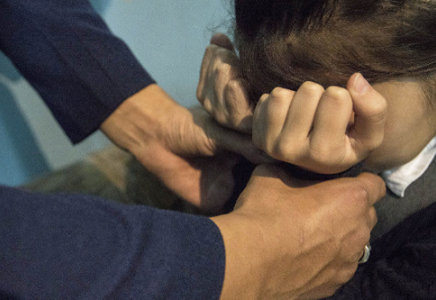Анасы үйде болмаған: Алматы облысында ер адам 13 жастағы қызды зорлап өлтірді  