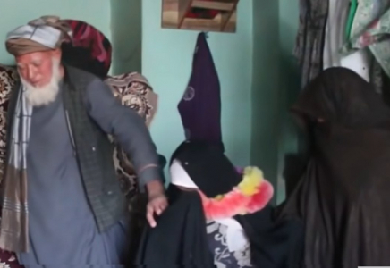 Ауғанстанда әкесі тоғыз жастағы қызын 55 жастағы ер адамға сатуға мәжбүр болды