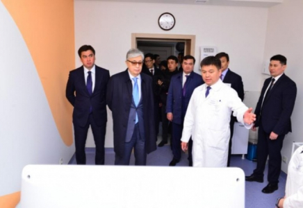 Президент Тоқаев Шымкенттегі жаңа медициналық орталықтың жұмысымен танысты