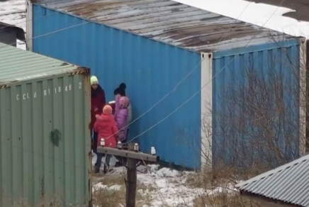 Астанада сыра ішіп тұрған кішкентай қыздар камераға түсіп қалды (видео)