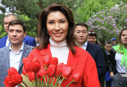 ​Әлия Назарбаеваға әкесінің құрметіне аталған қызғалдақтар тарту етілді (фото)