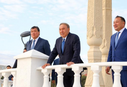 ​Нұрсұлтан Назарбаев Ақтау қаласындағы теңіз жағалауын аралап көрді