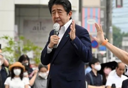 Қастандық жасалған Жапонияның экс премьер-министрі атылған оқтан қайтыс болды