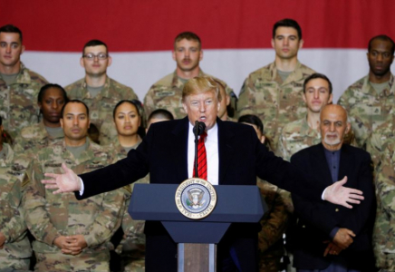 Трамп Ауғанстанға барып, әскери қызметкерлермен сөйлесті