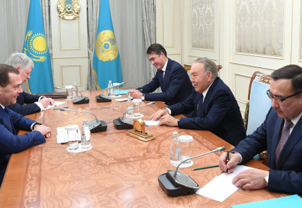 ​Назарбаев Медведевпен кездесті