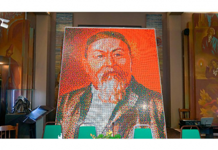 Семейлік оқушылар 3 мың рубик текшесінен Абайдың портретін жасады