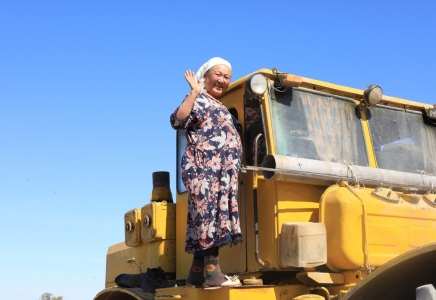 ​40 жылдан бері тракторынан қол үзбеген Алтын апа (видео)