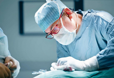 Тәжірибесі мол хирург жүзден аса баланы зорлады деп айыпталуда