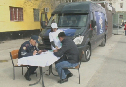 Қызылорда полицейлері халықты жолда қабылдап жатыр