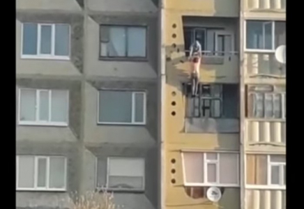 Күйеуімен ұрысып қалған әйел балконға ілініп қалды (видео)