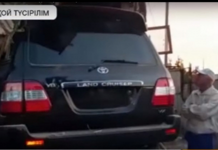 Алматы облысында дәу джип үйді қиратып, ортасына түсірді (видео)