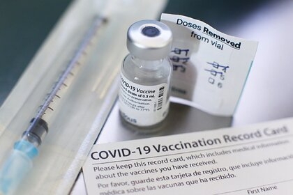 Латвия вакцина ектірмегендерге дүкенге кіруге тыйым салды  
