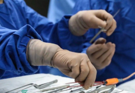 Алматылық дәрігерлер жаңа туған сәбиден салмағы 1 кг болатын ісікті алып тастады 
