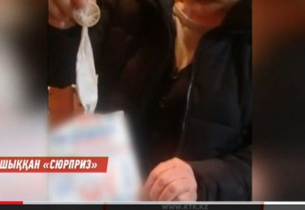 Сүт ішіндегі «сюрприз»: Алматылық зейнеткер сүттің ішінен мүшеқап тауып алды