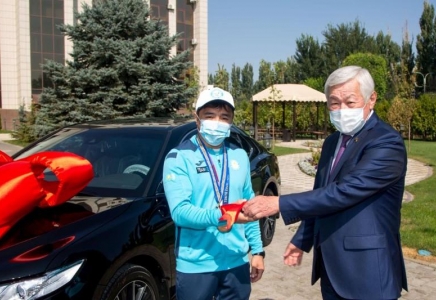 Елдос Сметовке жаңа автокөліктің кілті табысталды