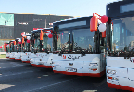 ​Шымкенттегі жаңа автобусқа алғашқы жолаушы болып әкім мінді