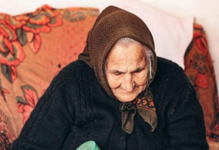 Атырау облысында белгісіз әйел зейнеткерге сірке қышқылын шашып алтын бұйымдарын ұрлап кеткен Атырау облысында белгісіз әйел зейнеткерге сірке қышқылын шашып алтын бұйымдарын ұрлап кеткен