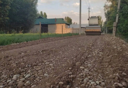 ШЫМКЕНТ: Еңбекші ауданында шағал тас төсеу жұмыстары жүргізіліп жатыр