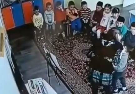 Алматыда балабақша тәрбиешісінің балаларды азаптағаны видеоға түсіп қалды