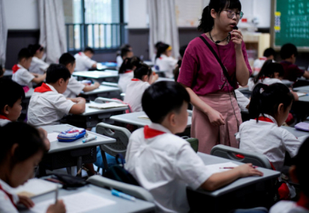 Қытайлық оқушыларға мектепке ұялы телефон алып келуге тыйым салынды