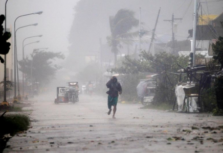 Филиппинге сұрапыл тайфун жақындап қалды  