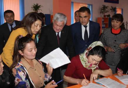 Бердібек Сапарбаев Түркістан қалалық жұмыспен қамту орталығының жұмысымен танысты