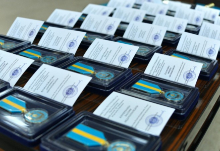 В Шымкенте 25 гражданам вручили юбилейные медали к 25-летию Конституции