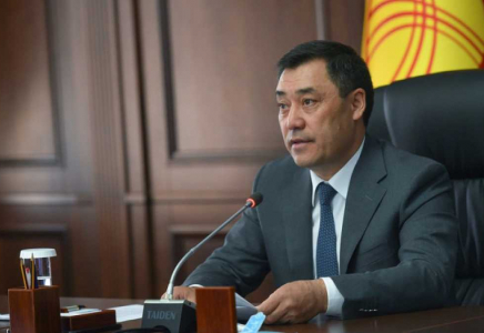 Қырғызстан Президенті інісінің заңды жазаланғанын талап етті