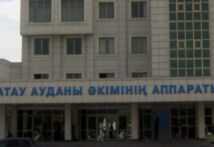  Алматыдағы әкімдікте журналисті ғимараттан күштеп шығарған күзетші жұмыстан кетті 