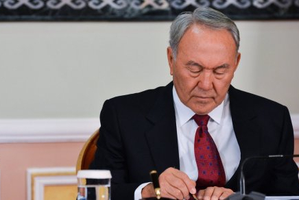 Назарбаев сот жүйесі туралы екі заңға қол қойды