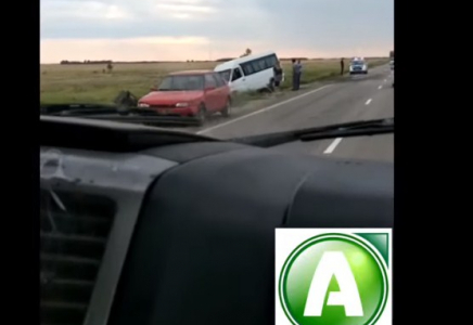 9 адам жарақаттанды: Қостанай трассасында микроавтобус трактормен соғысқан (видео)