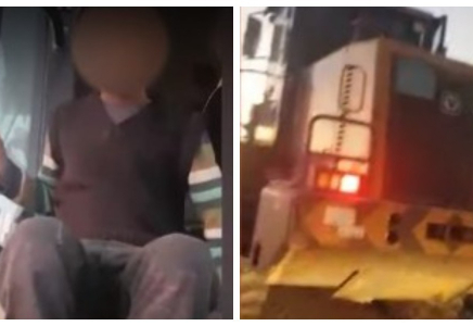 Маңғыстау облысында кішкентай балалар трассада трактор айдаған