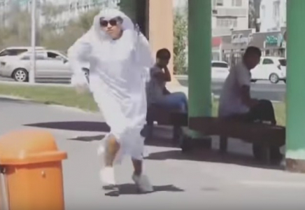Араб азаматы көшеде күмәнді зат лақтырып жұрттың үрейін ұшырды (видео)