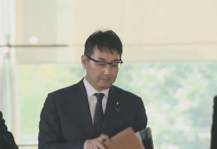 Жапонияда әділет министрі жарының кесірінен отставкаға кетті  