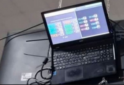 Оралдағы арнайы ХҚКО-да төбеге бекітілген ноутбук жұртты күлдірді