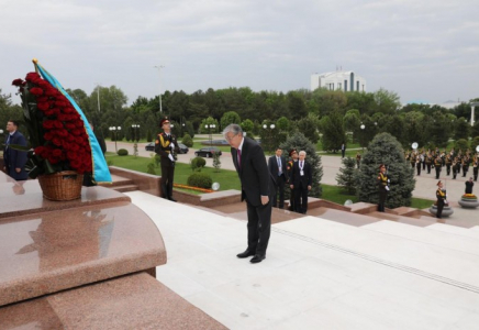 ​Токаев возложил цветы к Монументу независимости и гуманизма в Ташкенте