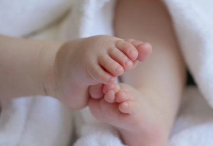 Татарстанда бес жасар қыз нәрестені терезеден лақтырып жіберген Татарстанда бес жасар қыз нәрестені терезеден лақтырып жіберген