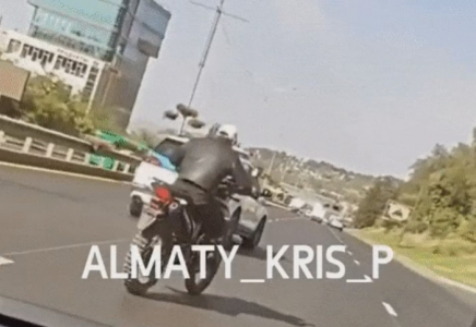 Алматыда полицейлердің мотоциклшіні қуған сәті видеоға түсіп қалды